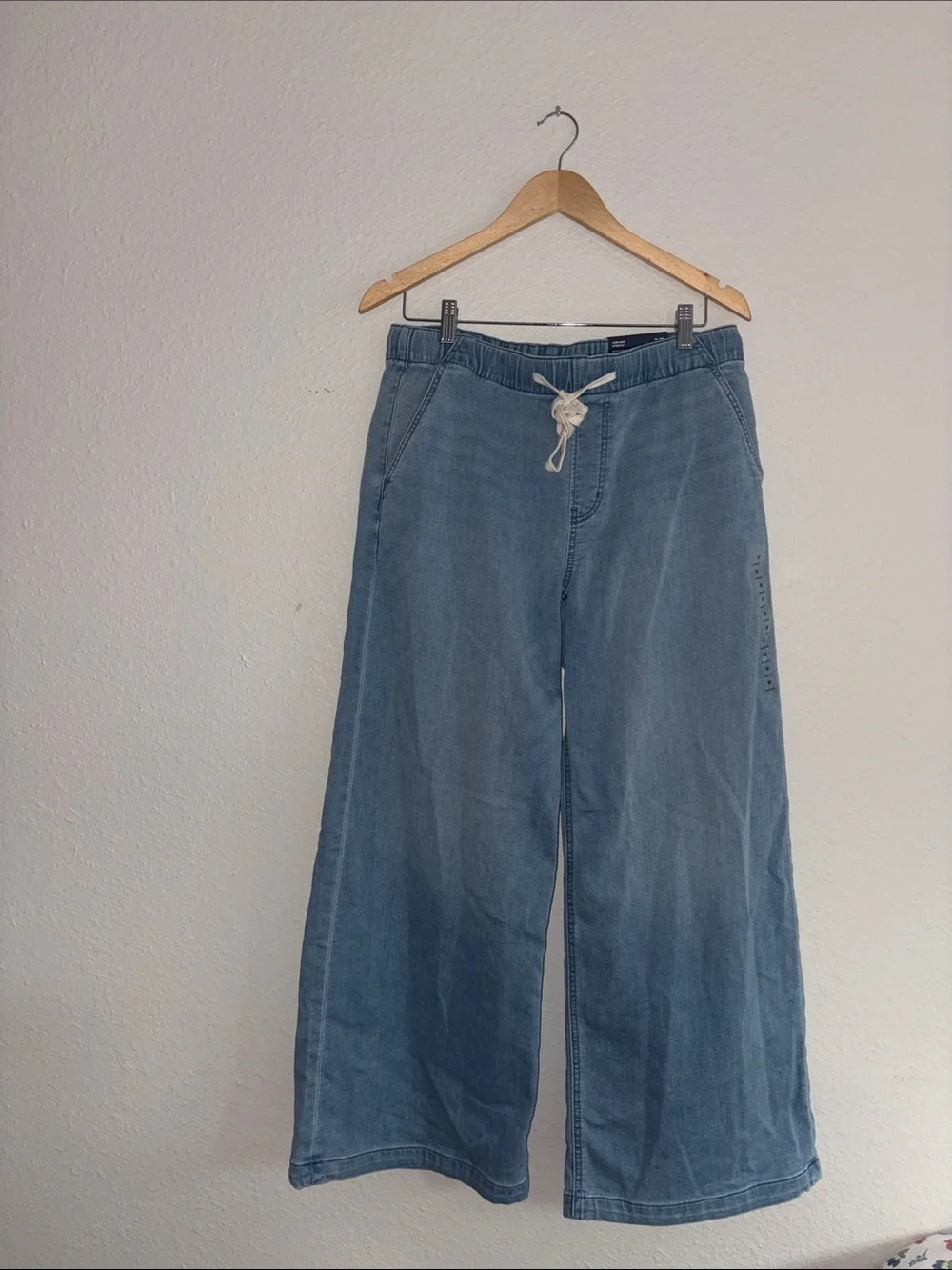 American Eagle Outfitters Light Blue Relaxed Low-Rise Jeans